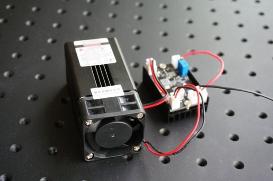 Modulo láser de haz azul de 445/450nm de 4.5W (NDB7A75) con modulación TTL para luces de escenario láser proveedor
